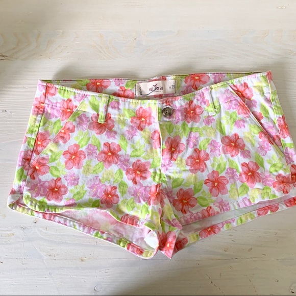 Hollister Pants - Hollister Floral print short shorts size 9 ( 29 )